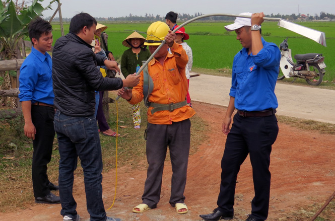 Đoàn viên thanh niên Khối các cơ quan tỉnh tham gia lắp đặt hệ thống điện chiếu sáng tại thôn Kim Nại, xã An Ninh, huyện Quảng Ninh.