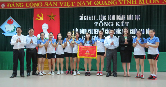 Ban tổ chức trao cúp, cờ và phần thưởng cho hai đội bóng đoạt ngôi vô địch: Trường THPT Lương Thế Vinh...