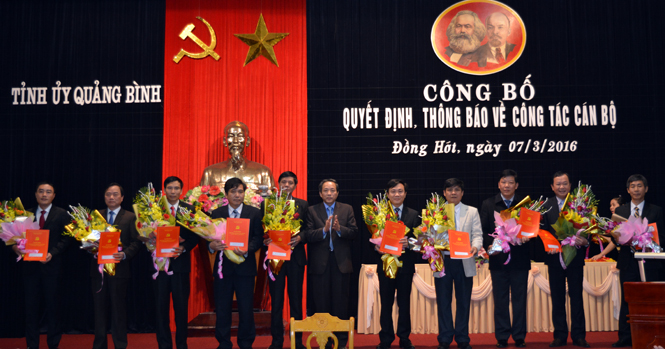 Đồng chí Hoàng Đăng Quang, Ủy viên Trung ương Đảng, Bí thư Tỉnh ủy, Chủ tịch HĐND tỉnh, Trưởng đoàn đại biểu Quốc hội tỉnh trao quyết định và tặng hoa cho các đồng chí được bổ nhiệm, điều động, luân chuyển trong đợt này.