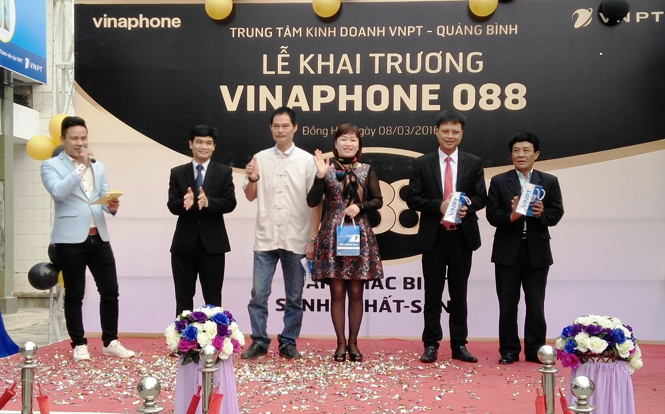 Lãnh đạo VNPT-Quảng Bình trao số đầu Song Phát cho những khách hàng đăng ký đầu tiên