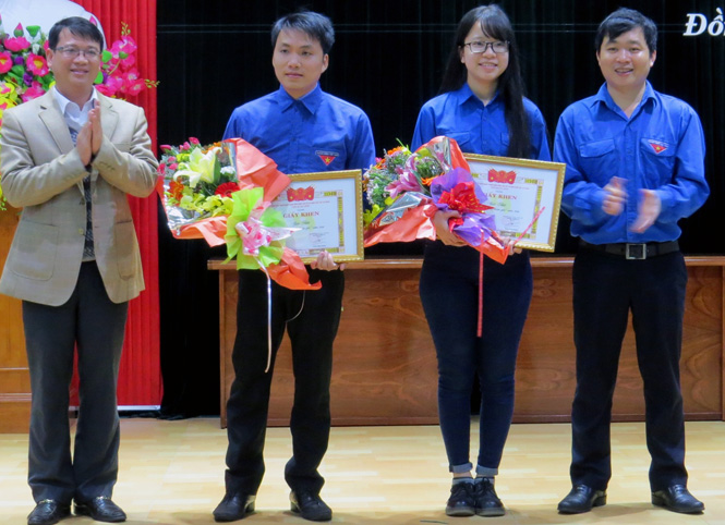 Ban tổ chức trao giải nhất cho 2 thí sinh xuất sắc đến từ Trường THPT Chuyên Võ Nguyên Giáp và Sở Văn hóa-Thể thao và Du lịch.