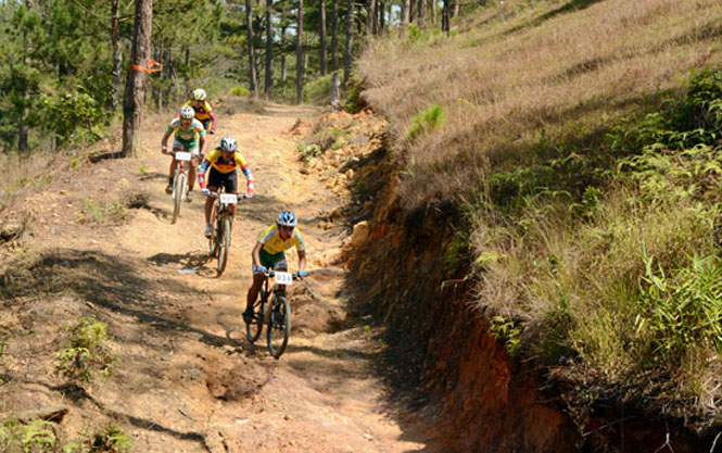 Địa hình và thiên nhiên của phố núi Đà Lạt rất hấp dẫn, phù hợp với môn thể thao xe đạp địa hình. Ảnh: Báo Lâm Đồng