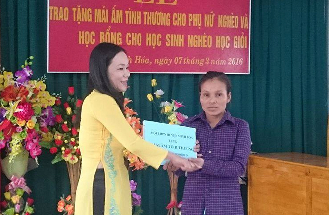 Lãnh đạo Hội LHPN huyện Minh Hóa trao số tiền 20 triệu đồng đóng góp làm mái ấm tình thương cho Chủ tịch Đinh Thị Hồng Hà