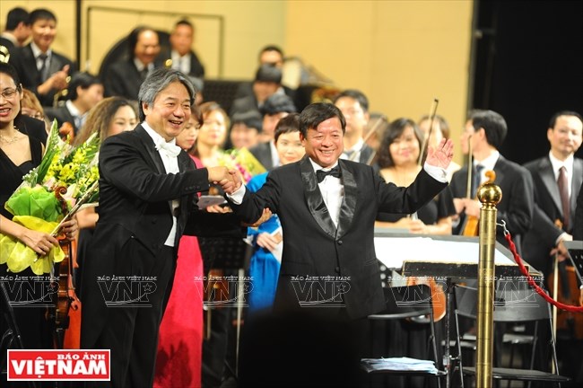 Nhạc sỹ Đỗ Hồng Quân trong vai trò Nhạc trưởng tại liên hoan Âm nhạc Á​-Âu 2014 tổ chức tại Hà Nội. (Nguồn: Báo ảnh Việt Nam/Vietnam+)
