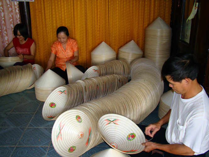 Nghề làm nón lá được người dân xã Quảng Tân duy trì và phát triển.  Ảnh: A.T