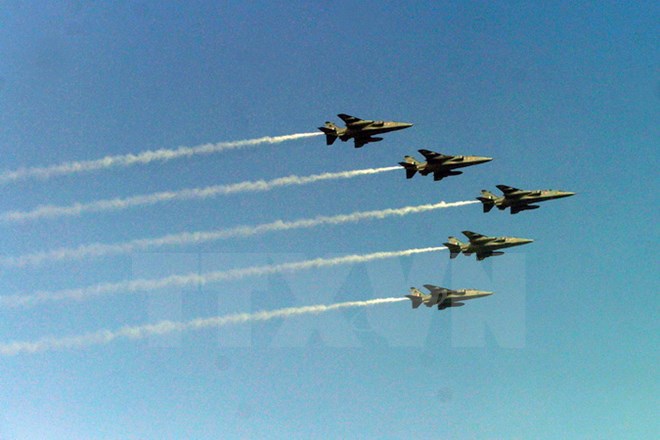 Màn trình diễn của máy bay chiến đấu thuộc Không quân Ấn Độ ngày 27-1. (Nguồn: THX/TTXVN)
