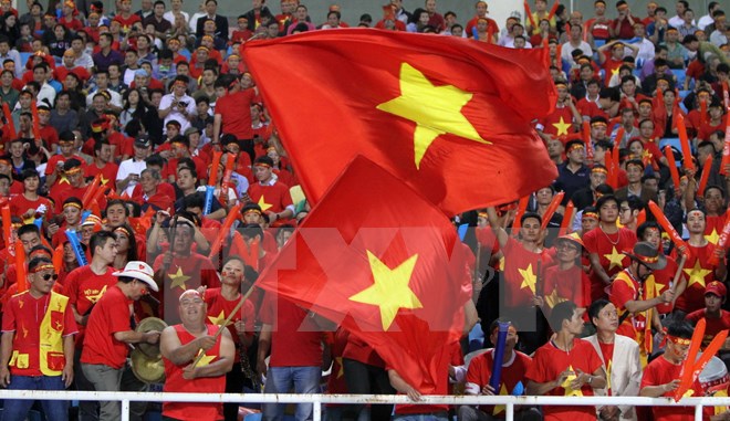 Cổ động viên đến sân cổ vũ cho đội tuyển bóng đá Việt Nam. (Nguồn: TTXVN)