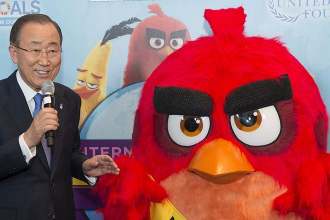 Tổng thư ký Ban Ki-moon với Red - thủ lĩnh của các chú chim trong trò chơi điện tử “Angry Birds” - người được bổ nhiệm làm Đại sứ danh dự cho Ngày Quốc tế Hạnh phúc. (Nguồn: UN)