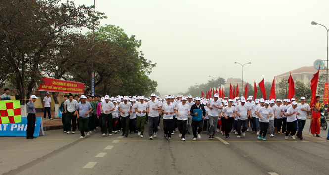 Nhân dân thành phố tham gia Ngày chạy Olympic vì sức khỏe toàn dân năm 2016.