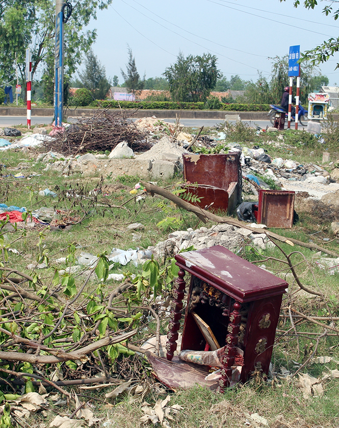 Bãi rác đủ chủng loại trên đường Lý Thường Kiệt, ngay cạnh cầu Bệnh viện.