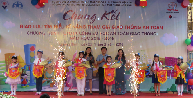 Đồng chí Trần Tiến Dũng, Tỉnh ủy viên, Phó Chủ tịch UBND tỉnh, cùng lãnh đạo Sở GD-ĐT, Quỹ Toyota Việt Nam trao quà và cờ lưu niệm cho các đội tham gia chung kết.