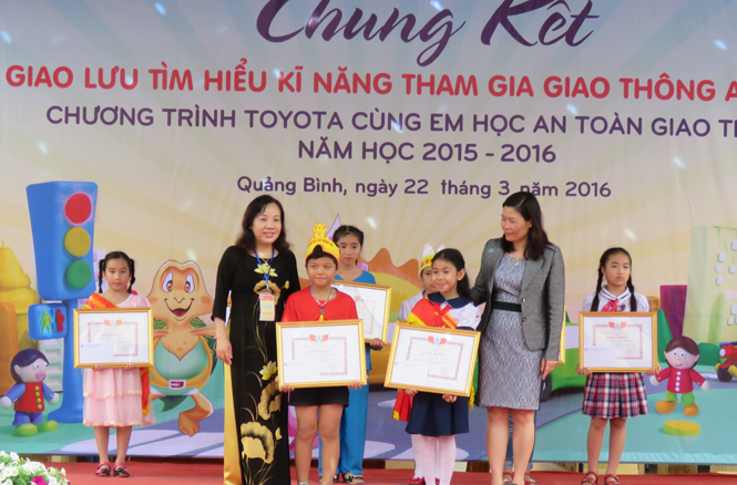 Ban tổ chức trao giải nhất cho Phòng GD-ĐT thành phố Đồng Hới và Phòng GD-ĐT thị xã Ba Đồn.  