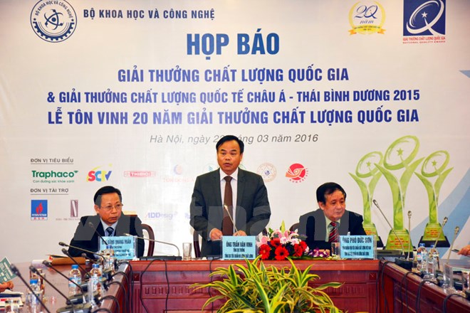 Ông Trần Văn Vinh (giữa) cho biết, trải qua 20 năm, Giải thưởng Chất lượng đã trao cho 1.690 doanh nghiệp có thành tích nổi bật. (Ảnh: Thu Nga/Vietnam+)
