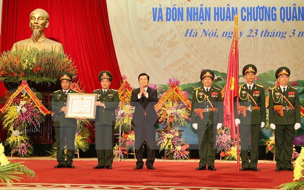 Chủ tịch nước Trương Tấn Sang trao Huân chương Quân công hạng Nhì tặng ngành Quân nhu Quân đội. (Ảnh: Nguyễn Khang/TTXVN)