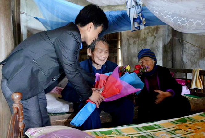  Anh Nguyễn Xuân Long tặng quà cho các gia đình chính sách trên địa bàn huyện Bố Trạch.