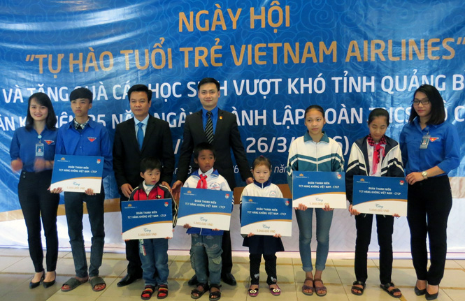 Đại diện lãnh đạo Tỉnh Đoàn và Đoàn thanh niên Vietnam Airlines trao quà cho các em học sinh có hoàn cảnh khó khăn trên địa bàn tỉnh.