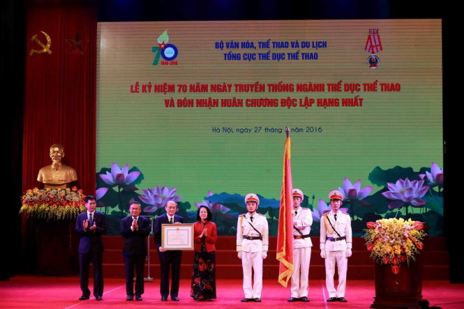  Ngành thể thao VN nhận Huân chương Độc lập hạng Nhất nhân kỷ niệm 70 năm ngày thành lập ngành. Ảnh: Nam Khánh