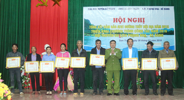 Đại diện Ban ATGT huyện Bố Trạch trao giấy khen cho các tập thể và cá nhân có nhiều thành tích trong công tác bảo đảm ATGT đường thủy nội địa tuyến Xuân Sơn-Phong Nha.