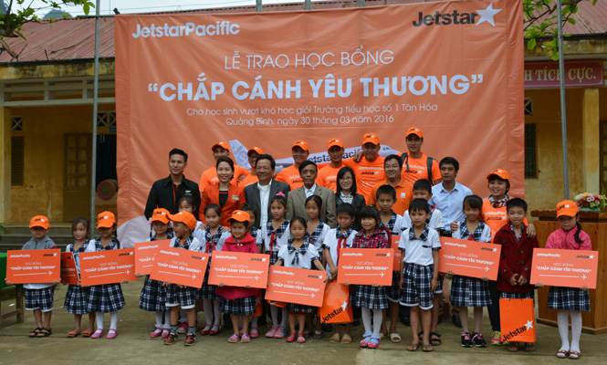 Đại diện Công ty cổ phần hàng không Jetstar Pacific Airlines trao học bổng cho học sinh trường Tiểu học số 1 Tân Hóa.