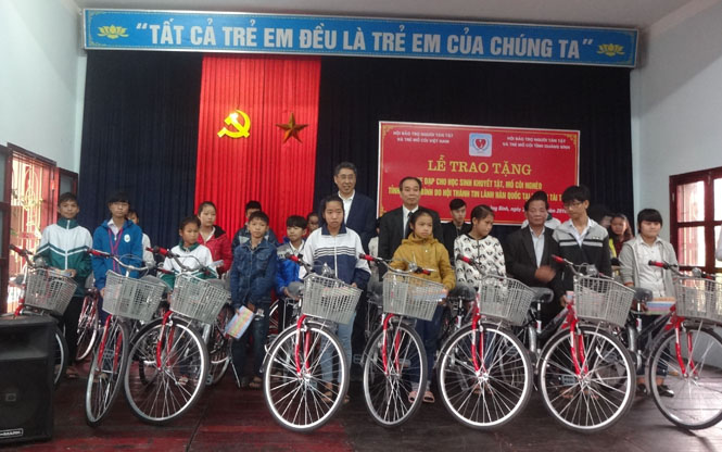  Hội Thánh tin lành Hàn Quốc tặng xe đạp cho các em học sinh.