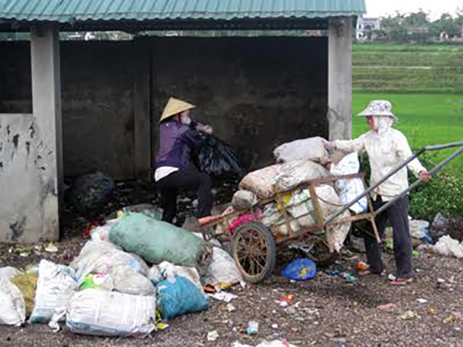 Tổ thu gom rác do dân tự quản.