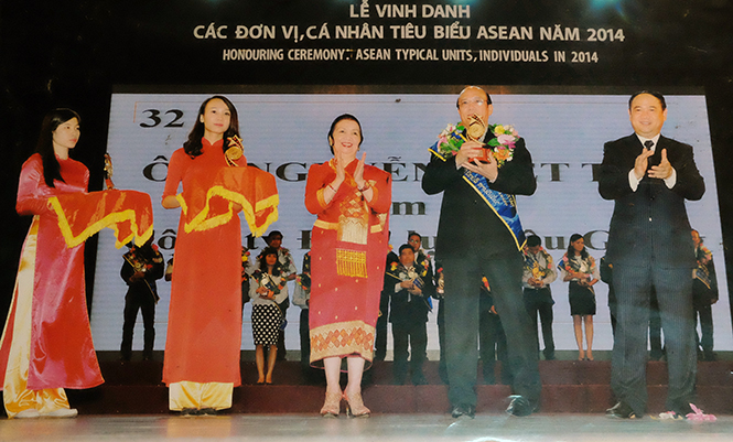 Ông Đặng Xuân Huề được vinh danh là Doanh nhân tiêu biểu ASEAN năm 2014.