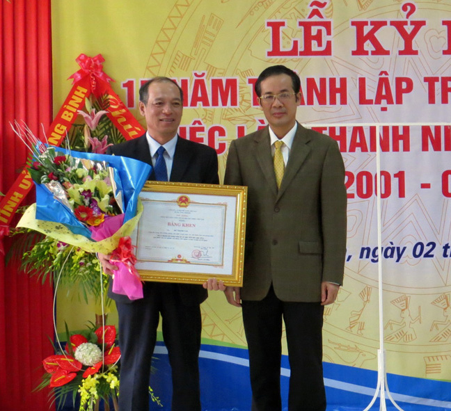 Thừa ủy quyền của Thủ tướng Chính phủ, đồng chí Trần Công Thuật, Phó Bí thư Thường trực Tỉnh ủy trao bằng khen cho ông Hồ Thanh Vân, Giám đốc Trung tâm dịch vụ việc làm thanh niên.