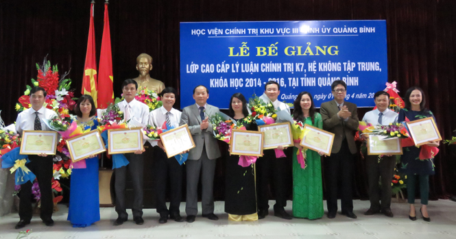 Đồng chí Trần Xuân Vinh và Vũ Anh Tuấn trao giấy khen cho các học viên xuất sắc