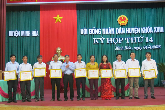 Chủ tịch UBND huyện Minh Hóa tặng giấy khen cho các cá nhân, tập thể có nhiều thành tích trong hoạt động của HĐND huyện nhiệm kỳ 2011 - 2016