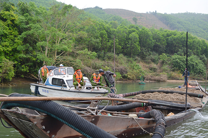 Lực lượng liên ngành huyện Quảng Ninh kiểm tra tình hình khai thác cát, sỏi trên tuyến sông Long Đại.