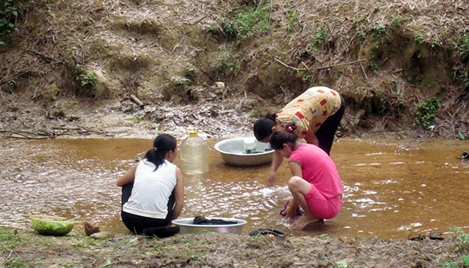 Thiếu nước sạch sinh hoạt khiến tiêu chí môi trường của địa phương khó “chạm đích”.