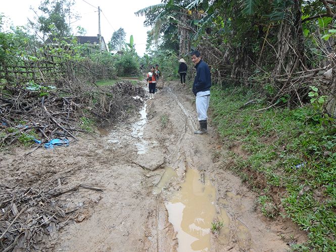 Nhiều tuyến đường giao thông ở Đồng Hóa vẫn là đường đất, mùa nắng mịt mờ bụi, mùa mưa lầy lội, đi lại khó khăn.