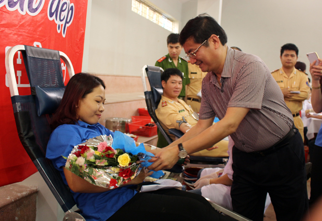 Đồng chí Trần Tiến Dũng, Phó Chủ tịch UBND tỉnh tặng hoa cho những người tham gia HMTN.