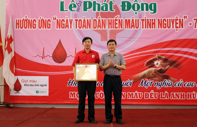 Đồng chí Trần Tiến Dũng trao Bằng khen của Bộ Trưởng Bộ Y tế cho Ban chỉ đạo vận động Hiến máu tình nguyện Quảng Bình
