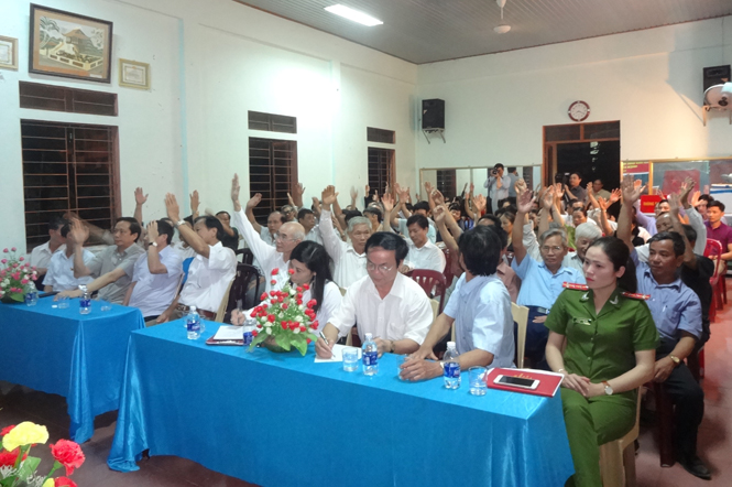 Các cử tri tổ dân phố 11, phường Nam Lý biểu quyết tín nhiệm đối với người ứng cử đại biểu HĐND nhiệm kỳ 2016-2021 đang cư trú trên địa bàn.