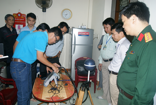 Các cơ quan chức năng tiến hành đo, đánh giá mức phơi nhiễm trường điện từ tại gia đình ông Nguyễn Hữu Toại. 