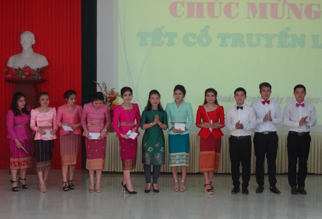 Đại diện lãnh đạo Sở Ngoại vụ tặng quà cho các em lưu học sinh Lào