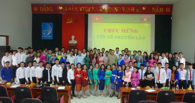 Các em lưu học sinh, cán bộ của Lào đang học tập, công tác tại Quảng Bình chụp ảnh lưu niệm với các đại biểu