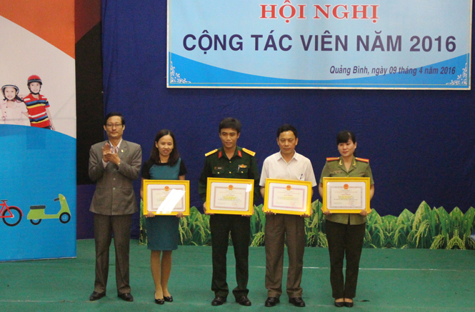 Đồng chí Lê Khánh Hòa, Giám đốc Đài PT-TH Quảng Bình tặng giấy khen cho các chuyên mục xuất sắc