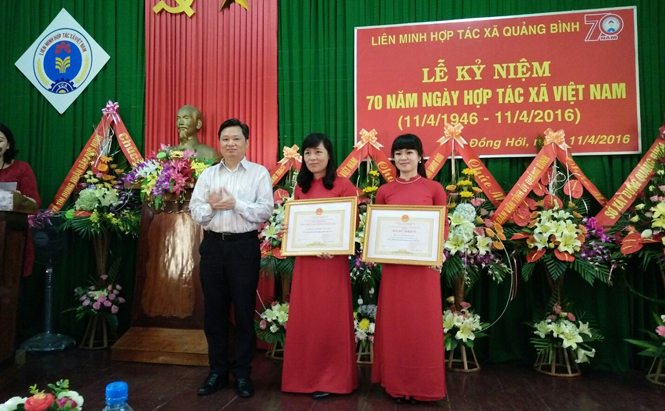 Đồng chí Nguyễn Tiến Hoàng, thay mặt lãnh đạo tỉnh trao bằng khen cho cá nhân có thành tích xuất trong hoạt động LM HTX năm 2015.