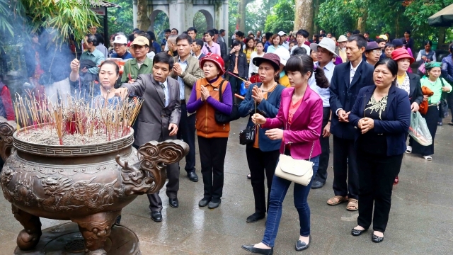 Đông đảo đồng bào và du khách về dâng hương tưởng niệm các Vua Hùng.