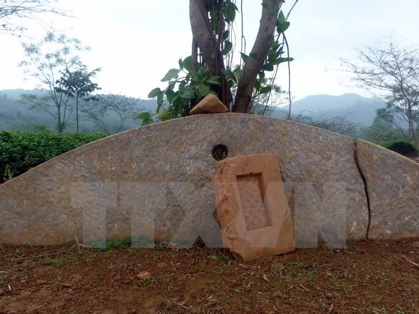 Chiếc khánh đá cổ vừa được phát hiện tại xã Phú Lâm, huyện Yên Sơn (Tuyên Quang). (Ảnh: Quang Đán/TTXVN)