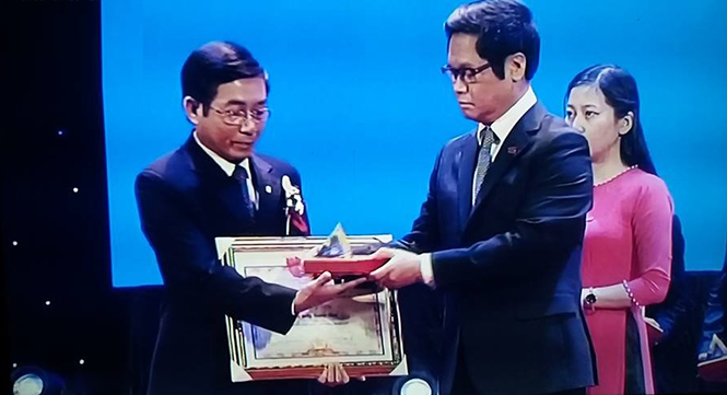 Đồng chí Trương Công Minh, Giám đốc-Trưởng đại diện của Tập đoàn VNPT tại Quảng Bình đón nhận danh hiệu 