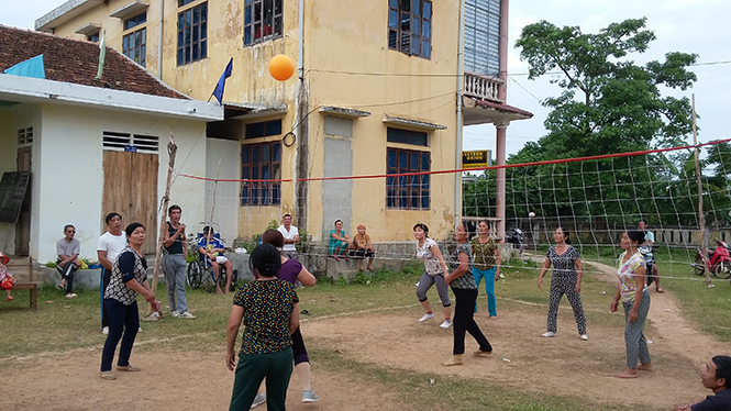 Người dân xã Lý Trạch (huyện Bố Trạch) chơi bóng chuyền hơi.