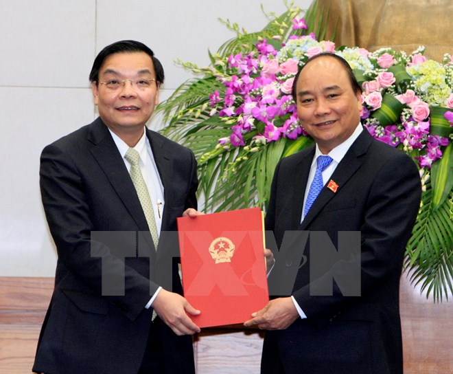 Thủ tướng Nguyễn Xuân Phúc trao quyết định của Chủ tịch nước bổ nhiệm thành viên Chính phủ cho ông Chu Ngọc Anh, Ủy viên Trung ương Đảng, Bộ trưởng Bộ Khoa học và Công nghệ. (Ảnh: Thống Nhất/TTXVN)