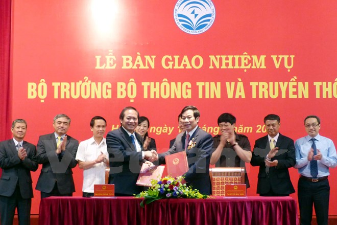 Bàn giao nhiệm vụ Bộ trưởng Bộ Thông tin và Truyền thông cho ông Trương Minh Tuấn. (Ảnh: T.H/Vietnam+)