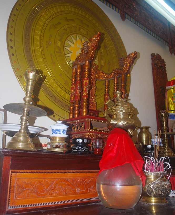Kỷ vật thiêng liêng là đất và nước được rước từ Đền Hùng đang lưu giữ tại Nhà truyền thống TP. Đồng Hới.