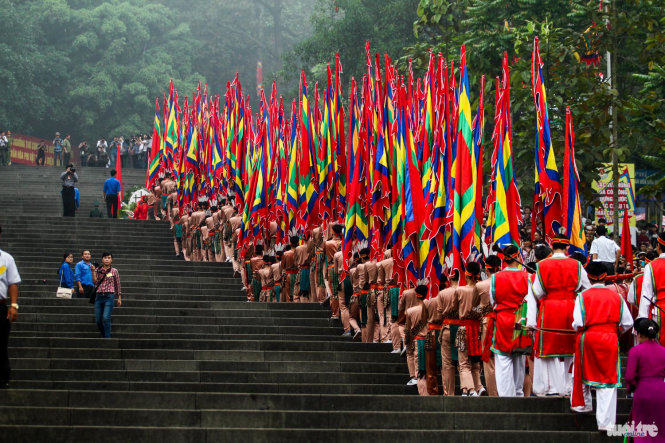 Đoàn làm lễ di chuyển lên khu vực đền Thượng để làm lễ lúc 7g sáng 16-4 - Ảnh: Nguyễn Khánh
