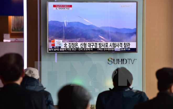 Người dân thủ đô Seoul của Hàn Quốc theo dõi bản tin trên truyền hình về một vụ phóng tên lửa của Triều Tiên ngày 4-3. (Nguồn: AFP/TTXVN)