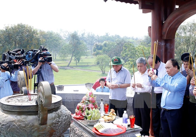 Thủ tướng Nguyễn Xuân Phúc và các đại biểu dâng hương, dâng hoa viếng các Anh hùng Liệt sỹ tại Khu di tích Quốc gia đặc biệt Thành cổ Quảng Trị. (Ảnh: Thống Nhất/TTXVN)